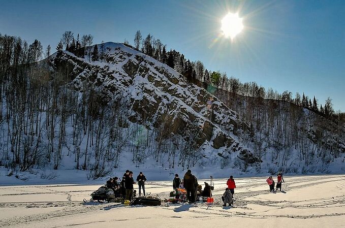 Стоянка рядом со скалой