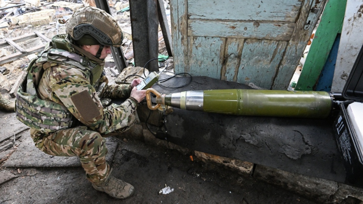    Боец расчёта САУ «Мста-С» выполняет программирование корректируемого артиллерийского снаряда «Краснополь» на Днепропетровском направлении.