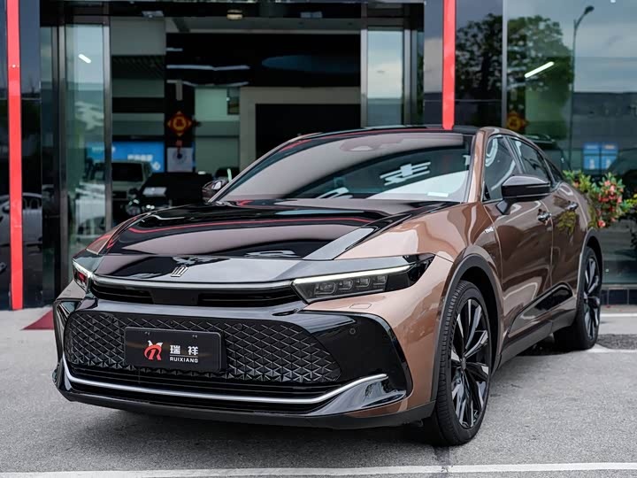 Фото Toyota Crown 2023 год - листайте