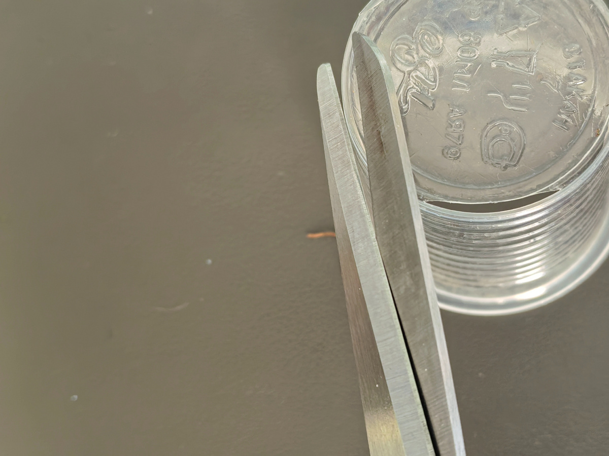 Срезаем ребрышки ножницами