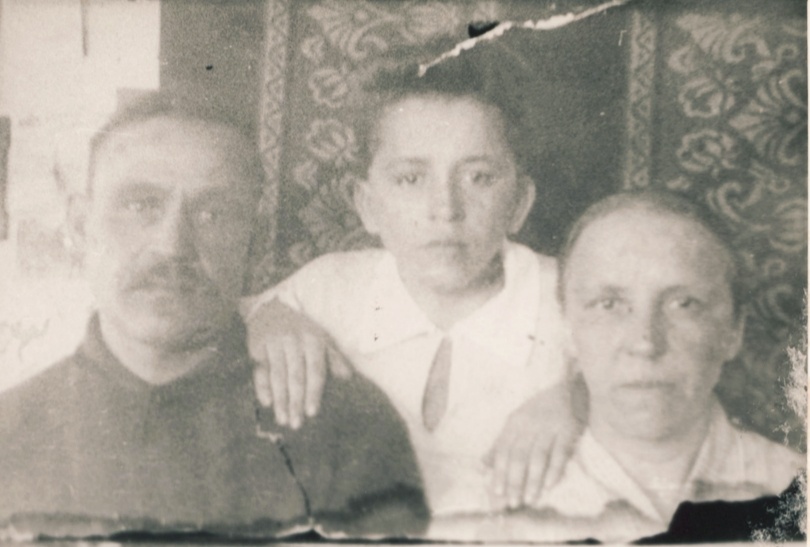 На снимке: Чистяков Дмитрий Митрофанович (погиб на фронте защищая Ленинград), сын Петр (погиб на фронте) и жена Евдокия Романовна (в девичестве Серкова). Дмитрию Митрофановичу было 16 лет, когда он семьей в 1913 году заселились на Тегульдетской земле. 