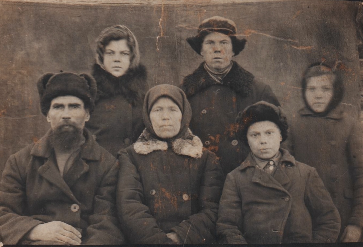 На снимке: Семья Лодягиных Яков Иванович и Евдокия Михайловна их сын Прокопий. Верхний ряд дочь Мария (Большой Улуй Красноярского края),сын Павел, дочь Анна.