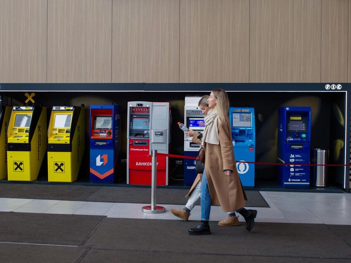    Посетители у банкоматов в торгово-развлекательном центре "Саларис" | © РИА Новости / Мария Девахина