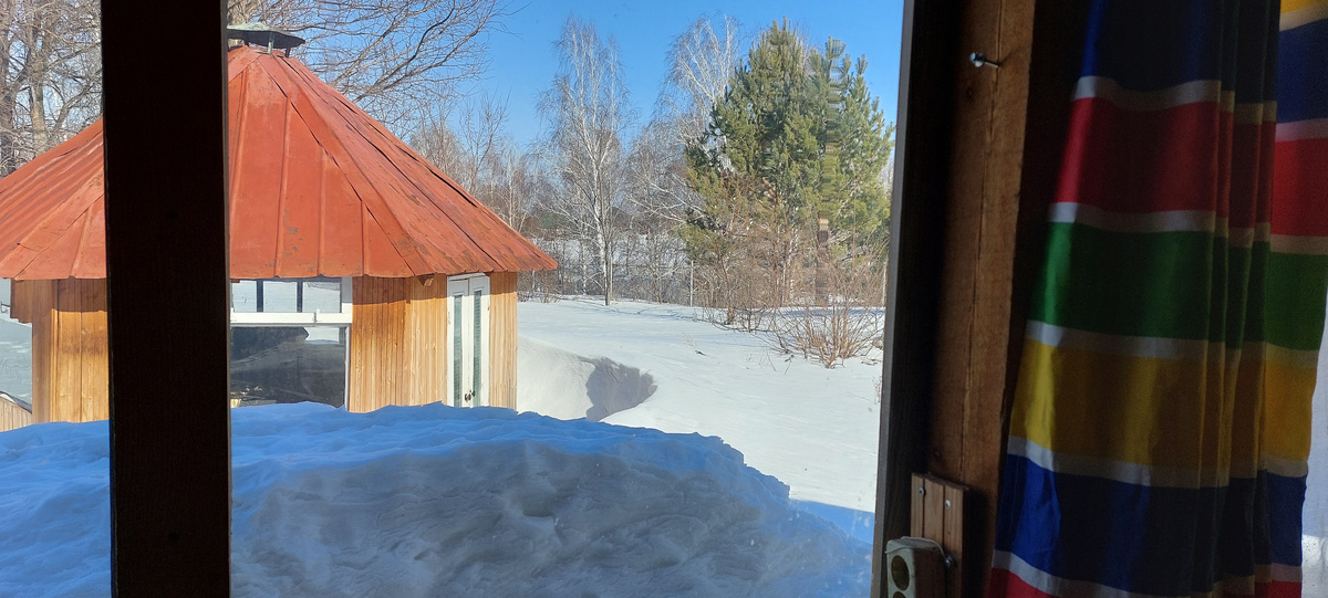 Эта куча таять будет долго. Придется немного поразбрасывать этот снег.