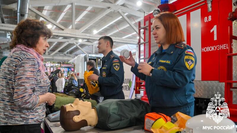Огнеборцы развернули свою площадку на Кузбасской ярмарке
