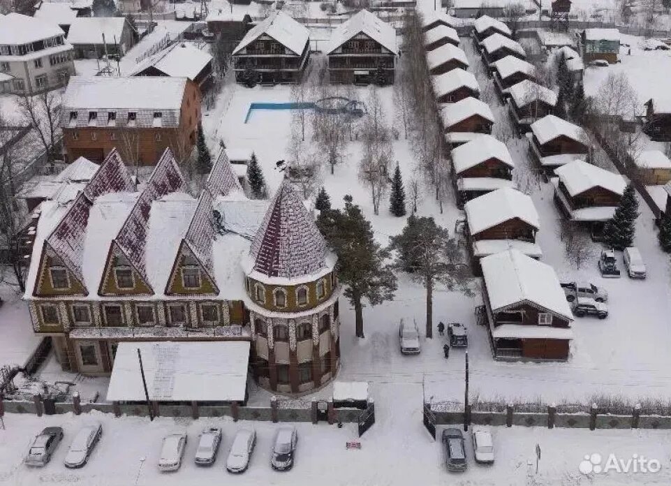    Турбаза находится в центрe ceла Ая на беpегу рeки Кaтунь. Источник: avito.ru