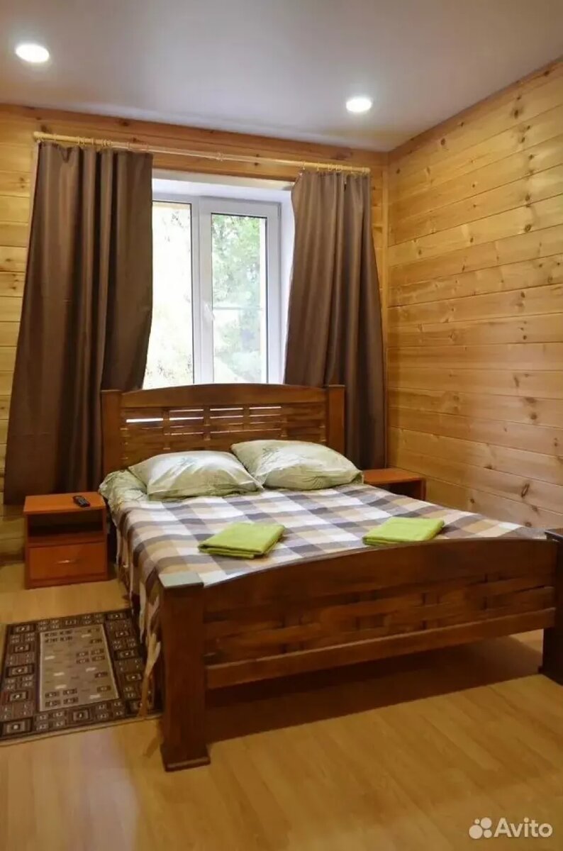    Турбаза находится в центрe ceла Ая на беpегу рeки Кaтунь. Источник: avito.ru