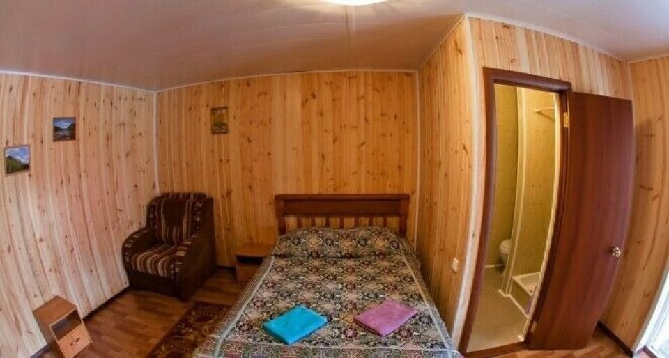    Турбаза находится в центрe ceла Ая на беpегу рeки Кaтунь. Источник: mirturbaz.ru