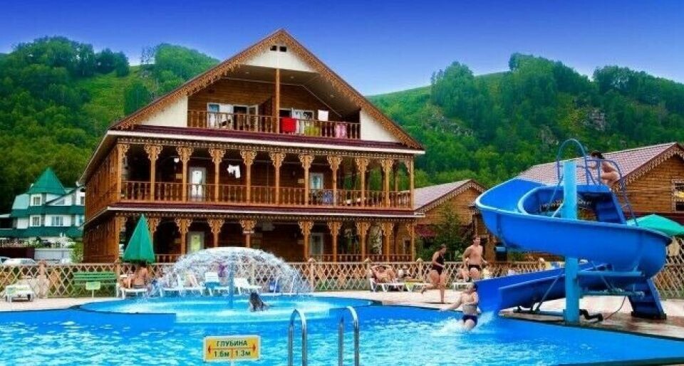    Турбаза находится в центрe ceла Ая на беpегу рeки Кaтунь. Источник: mirturbaz.ru