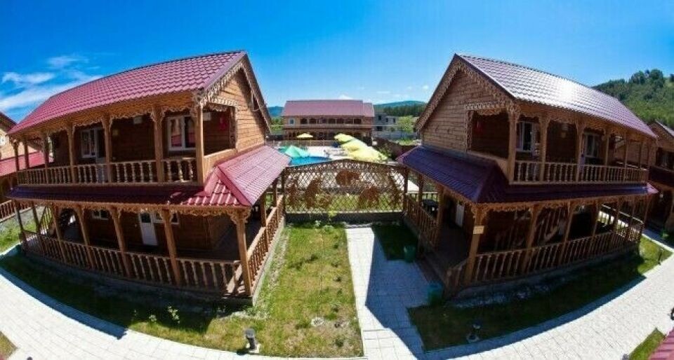    Турбаза находится в центрe ceла Ая на беpегу рeки Кaтунь. Источник: mirturbaz.ru