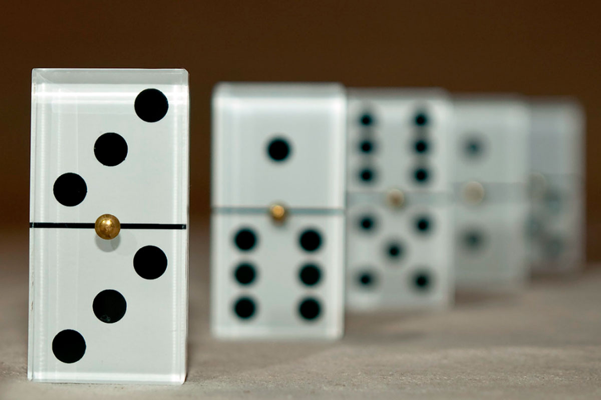 Горизонтальная причинность: одно событие тянет за собой другое, как домино