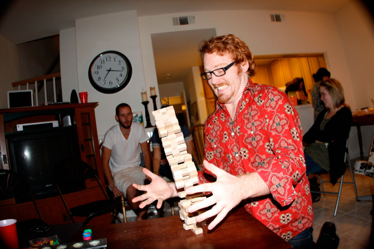 Иерархическая причинность (causa per se). В отличие от горизонтальной (домино), здесь нельзя убрать верхний уровень без влияния на нижний