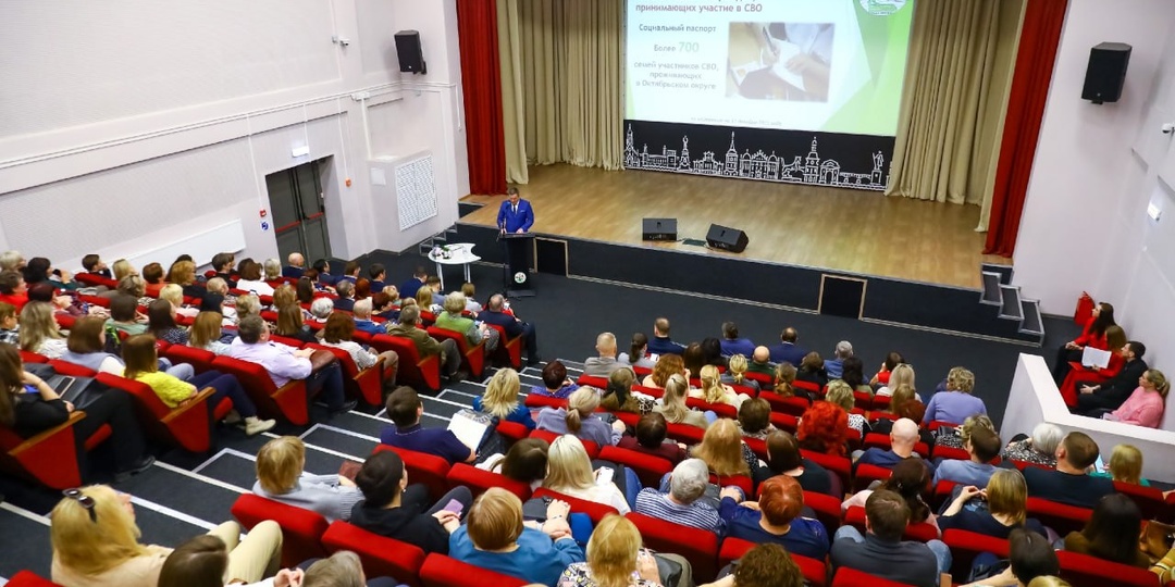 В пятницу я шёл на отчёт администрации Октябрьского округа Иркутска и, честно говоря, ожидал увидеть очередное шоу: пафосные речи, танцы