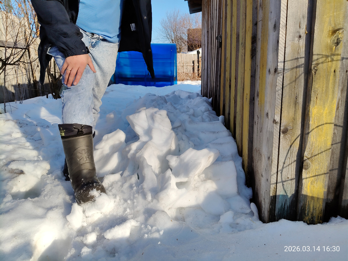 Снег полностью заблокировал вход в сарай.