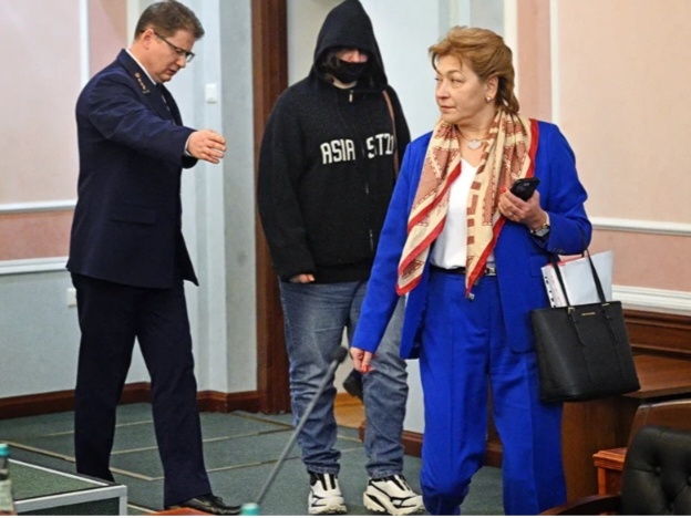 Кстати на Полине худи за 250к и кроссовки столько же... 