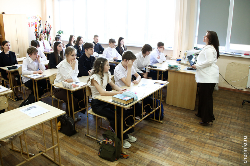    26-летняя Наталья Володина почти три с половиной года работает учителем русского языка и литературы в школе № 17