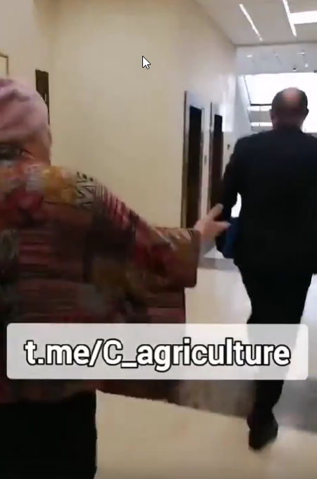 Посмотрите, как женщина, лишившаяся своего хозяйства унижается, бежит за мужиком, а он от нее...АГУ, епрст