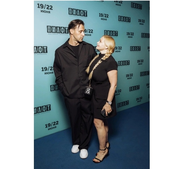 Актриса просто светится рядом со своим мужчиной. А недавно еще и появилась с кольцом на безымянном пальце правой руки, так что, возможно, они уже официально муж и жена. 