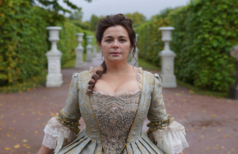 Пегова в роли Екатерины в сериале «Царская прививка» (2024)