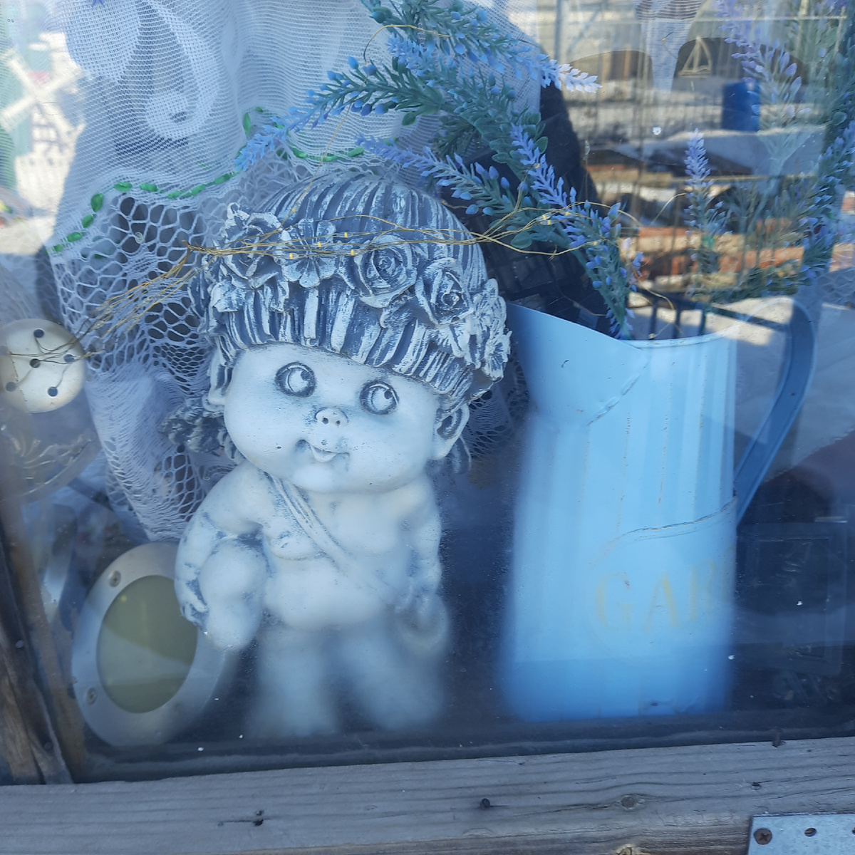 Мой садовый фей, с укором смотрит на безобразие на вверенной ему даче