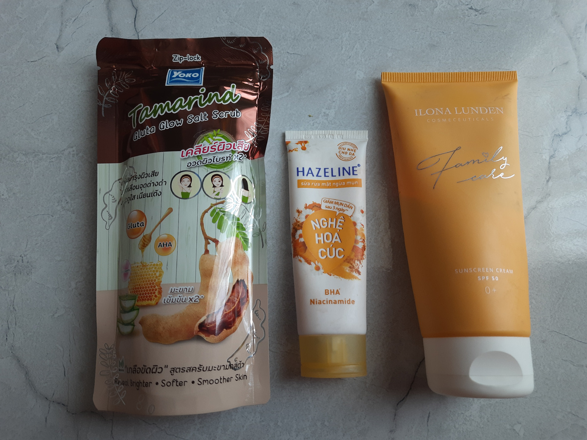 Справа солнцезащитный крем от Ilona Lunden, слева соляной скраб, в центре пенка для умывания