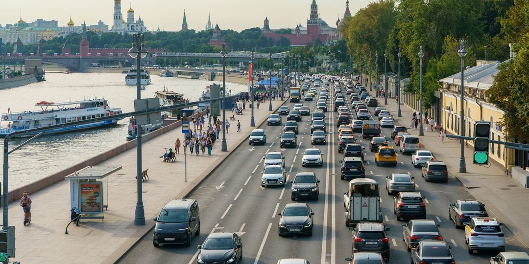 Большинство водителей принципиально не пропускают машины, объехавшие пробку