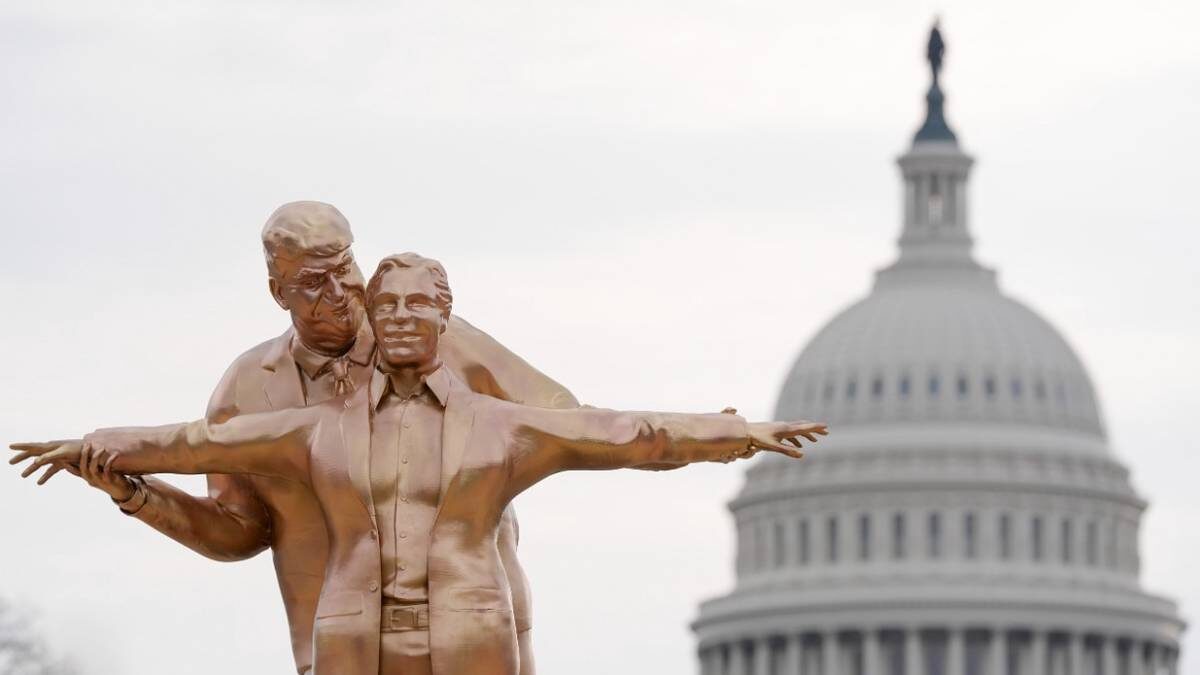    Национальную аллею Вашингтона украшает инсталляция с фигурами Трампа и Эпштейна, которые копируют знаменитую сцену обнимающихся героев из фильма «Титаник» / Фото: Mariam Zuhaib / AP / ТАСС