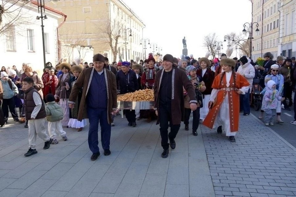    Праздничная колонна с песнями и танцами проследовала от Музея истории города до сквера имени Полины Осипенко Официальный сайт администрации Оренбурга