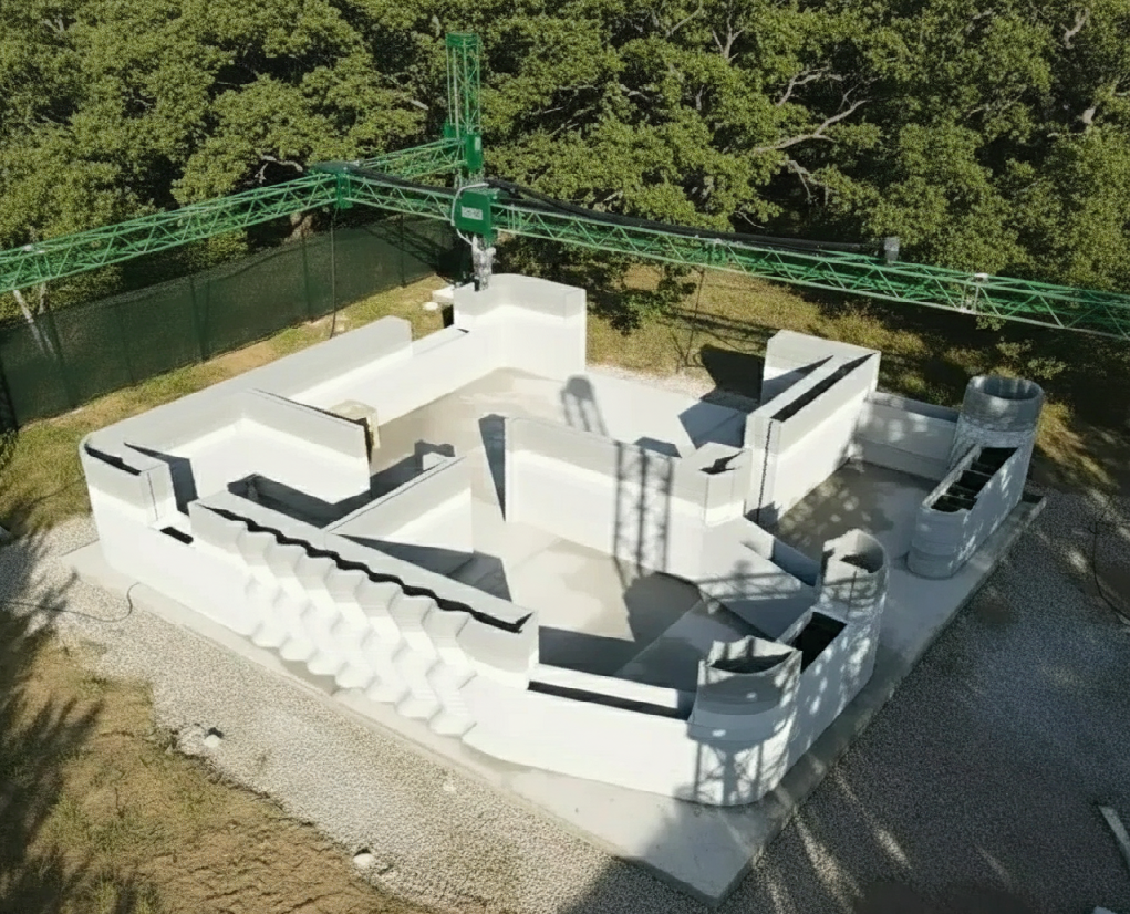 Слоёный пирог из бетона, робот-помощник на каске и божья коровка, принимающая работу. Так выглядит стройка будущего. Быстро, чисто, весело. И никакой опалубки! Готовьтесь — принтеры уже здесь. 🖨️🏗️😊