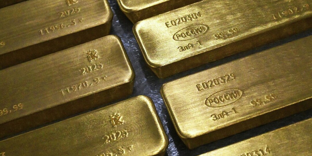 Золото торгуется ниже 4400 долларов за тройскую унцию