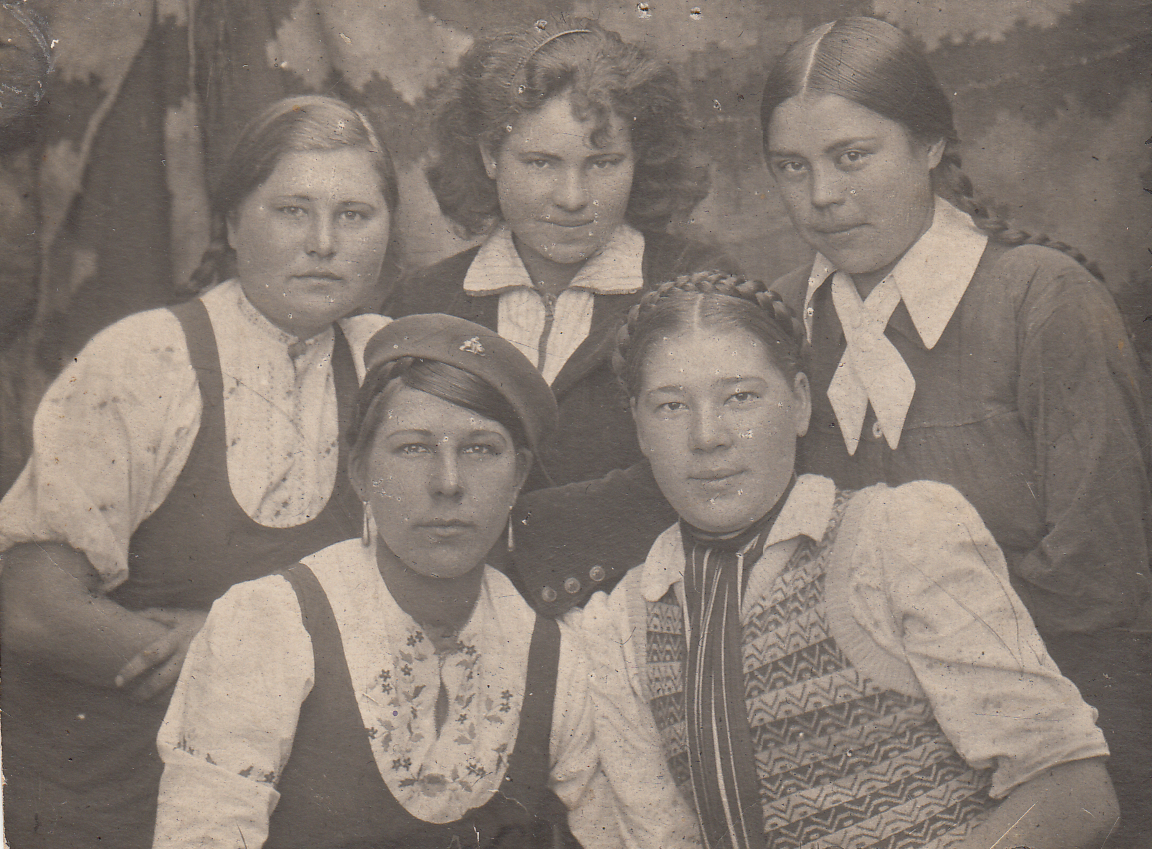 Молодежь с. Зирган Мелеузовского района БАССР. 30. 09. 1942 г. На снимке : слева направо 1-й ряд М. И. Сабашева, Г. Усманова, 2-ой ряд — Ф. Б. Бареева, М. Мусина, и З. Я. Ибрагимова.
