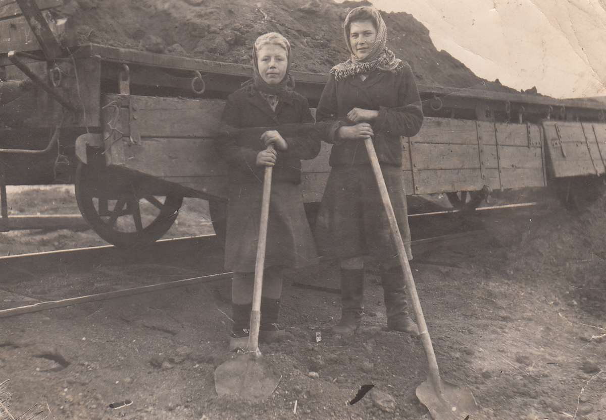 1 июля 1950 г. Во время строительства в с. Зирган Мелеузовского района БАССР.

На снимке — Матвеева Таня и Усманова Амина

