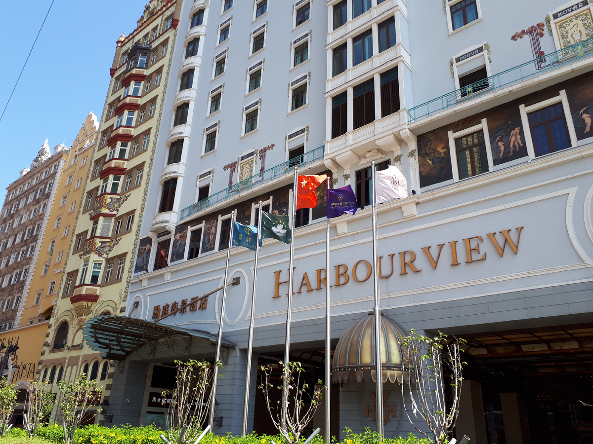 Обратите внимание на флаги возле этой гостиницы - красный флаг КНР, а рядом с ним зелёный - это флаг Макао...