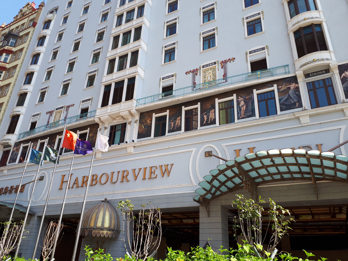 Фасад гостиницы украшают не только интересные картины на второго и третьего этажа, но и кое-что ещё...