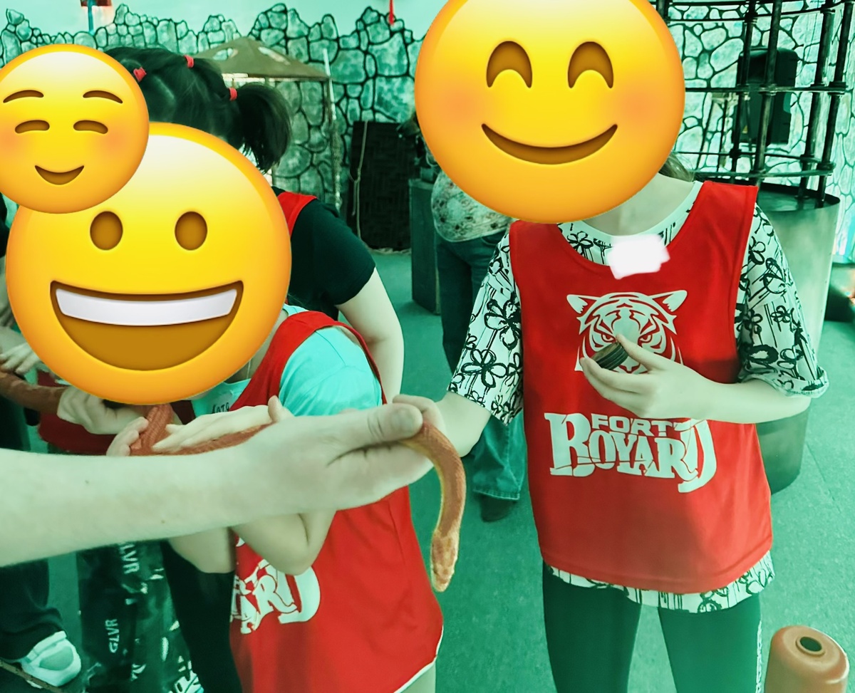 Затем каждый ребёнок со змеёй отдельно фотографировался 