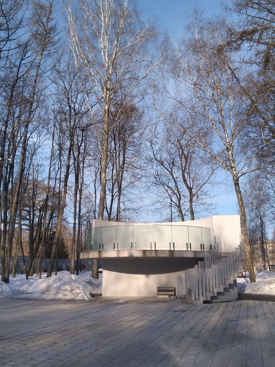 Весенняя обновленная танцевальная площадка в парке.