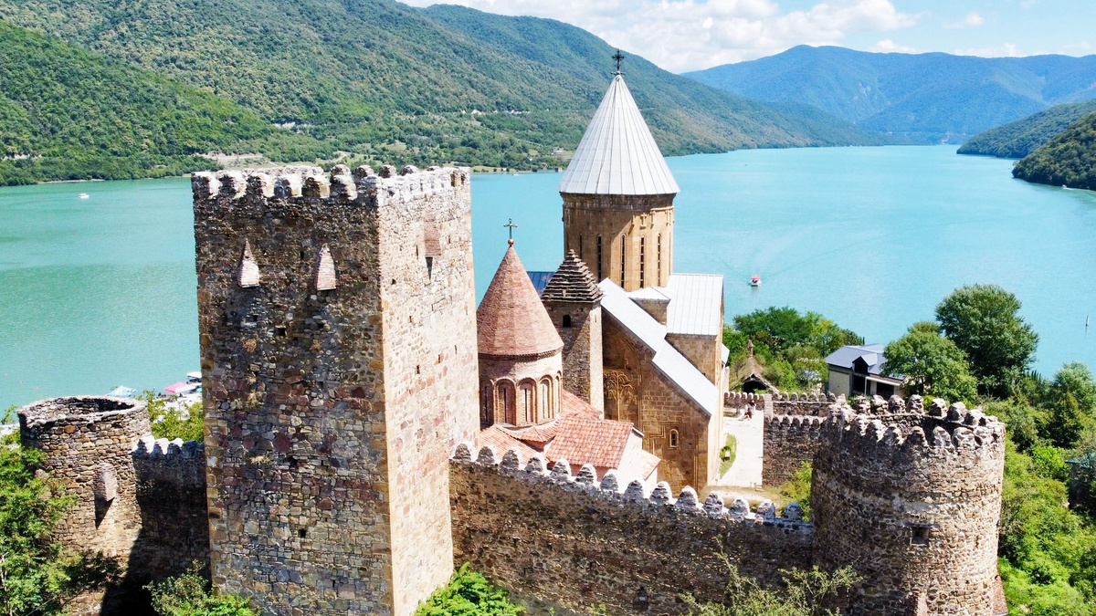 Зеркальная гладь озера и средневековая башня Ананури