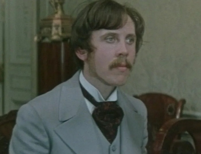 Деградировший князинька и его дурацкое выражение лица... Кадр из фильма «Цветы запоздалые» (1970). Скриншот.