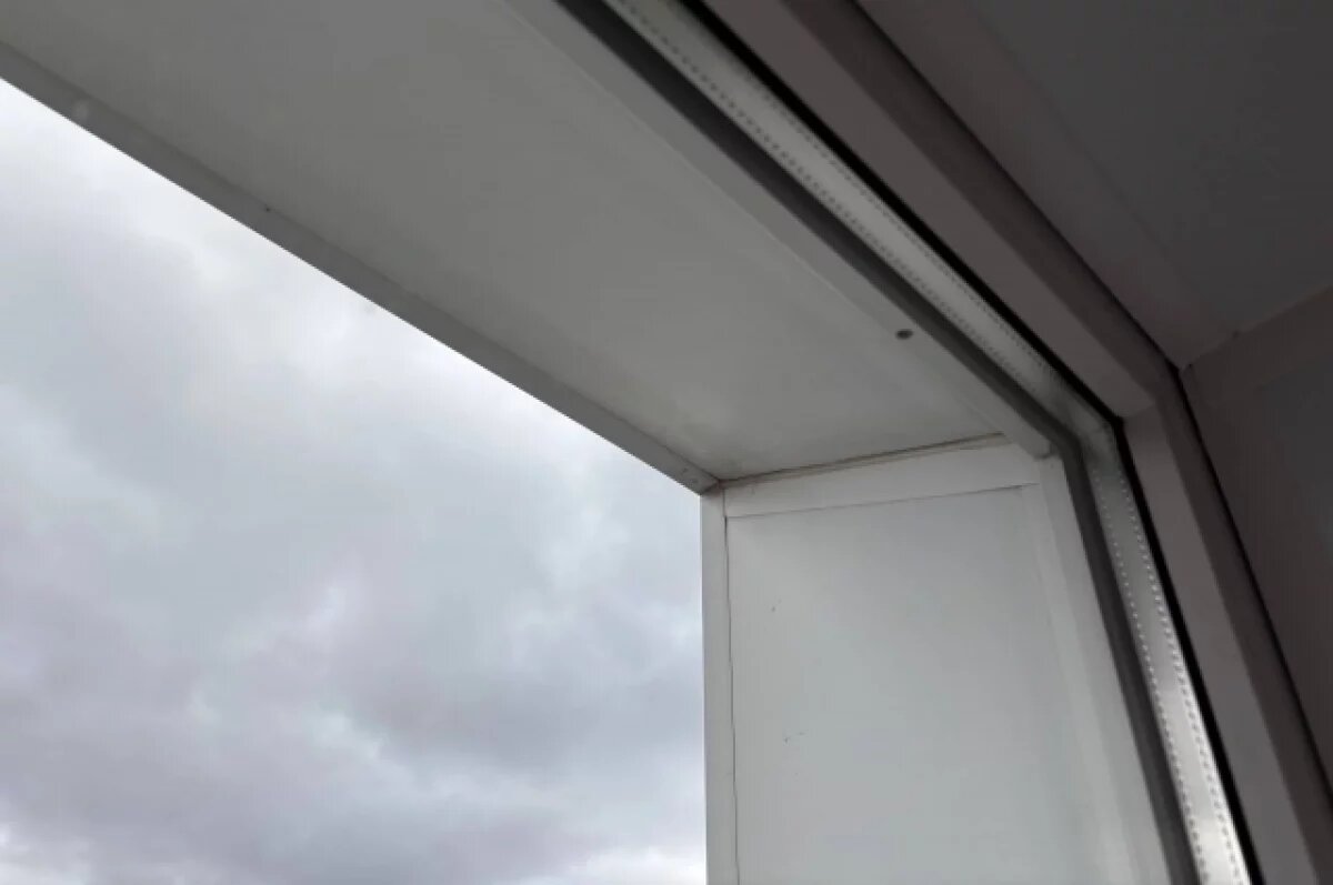    В Перми человек выпал из окна пятого этажа на улице Стахановской