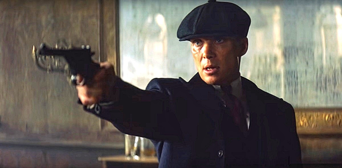 Маяковский?.. А нет, померещилось. Это всего лишь Томми Шелби (К. Мерфи) во мрачно-поэтическом настроении.