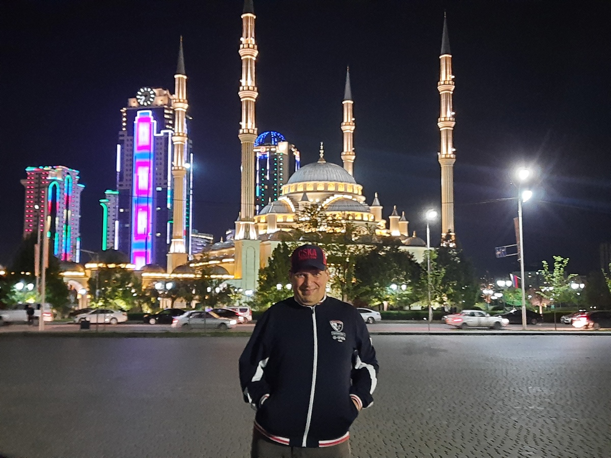 Сзади меня мечеть "Сердце Чечни"