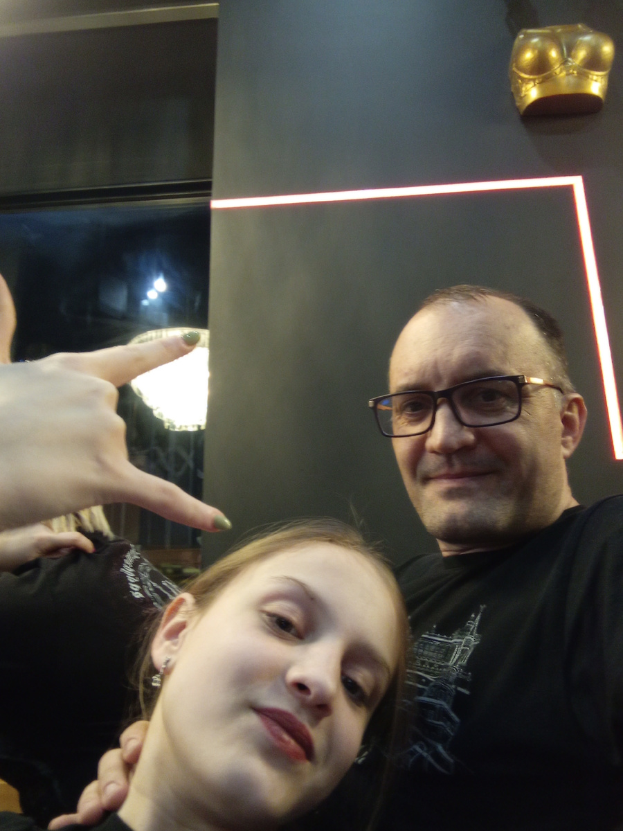 Декорации под стать заведению. По выходным здесь танцуют девушки взрослые танцы 🫣