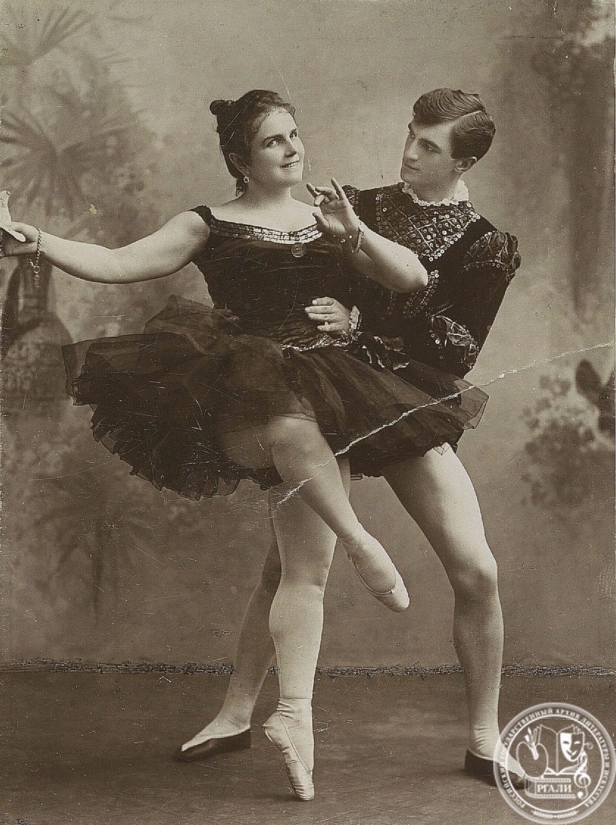 Фотография В.Д. Тихомирова в роли Зигфрида с Л.Н. Гейтен в роли Одиллии из спектакля «Лебединое озеро». 1896 г. РГАЛИ. Ф. 2729. Оп. 1.