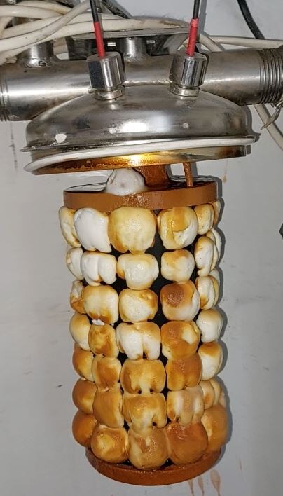 Пример электродов До очистки - после 80 кубов воды. Отложение солей жёсткости при жёсткости воды: 7 мг/л.