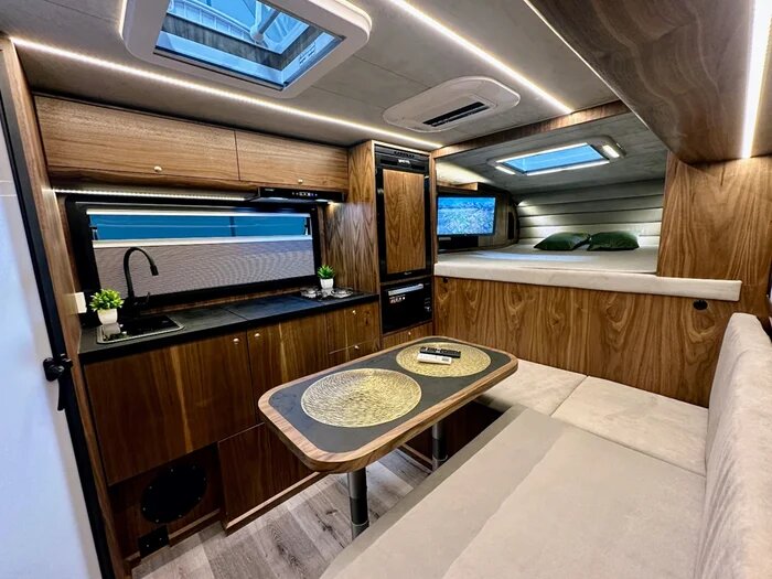 Как в кузове пикапа поместили кухню, душ и спальню