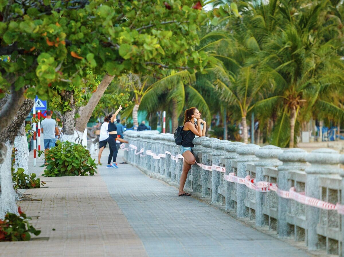    Девушка на набережной в курортном городе Нячанг во Вьетнаме | © РИА Новости / Сергей Русанов