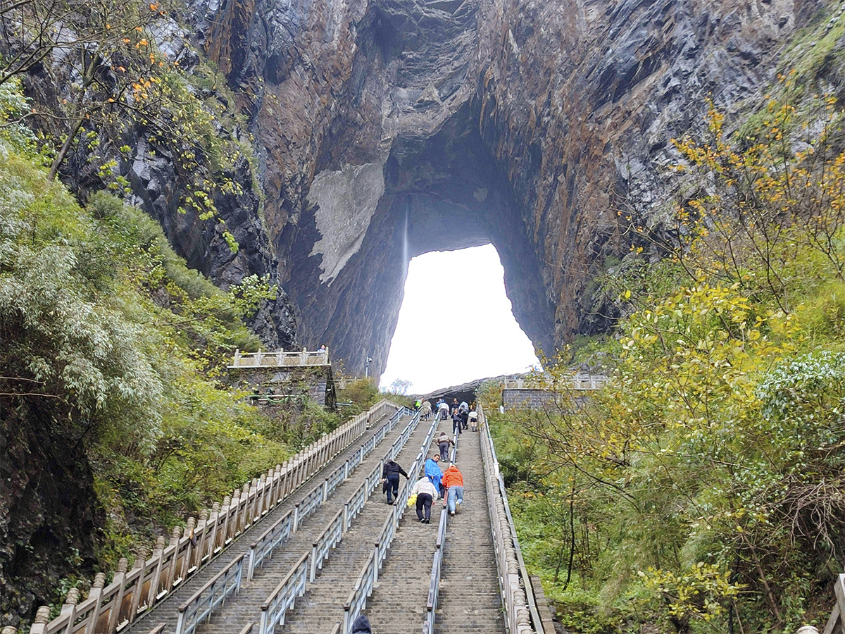  Пешера «Небесные врата» главная достопримечательность горы Тяньмэнь
