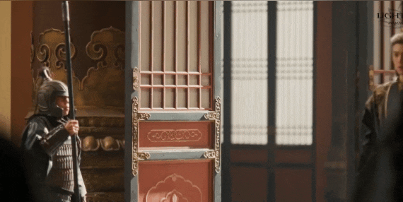 А это главный психопат дорамы, получивший, наконец, свой вожделенный престол.