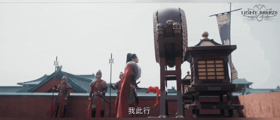 А это тоже говорящий эпизод, когда те же люди, что чествовали героиню совсем недавно, теперь кидаются в нее капустой и камнями. Толпа она такая, да.