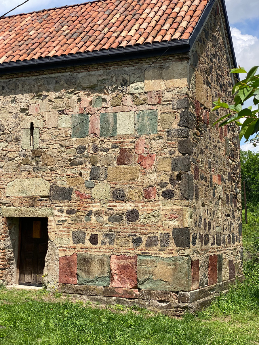 Обратите внимание на кладку кирпичей в древнем городе Дманиси